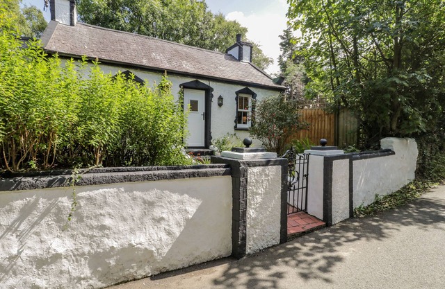 CARREG WINLLAN, with a garden in Amlwch