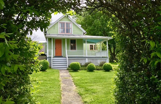 Carrot Top Cottage surrounded by National Park