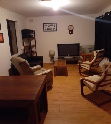 Cartledge Ave studio and house homestay