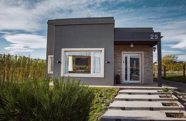 Casa Abruzzo: Cozy Retreat with Stunning Andes Mountains and Lake Views