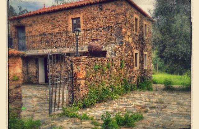 casa-ahs.pt Restored schist house on the river beach of Mega Fundeira.