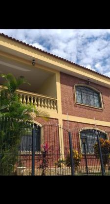 Casa ampla no centro de Aparecida com piscina e garagem