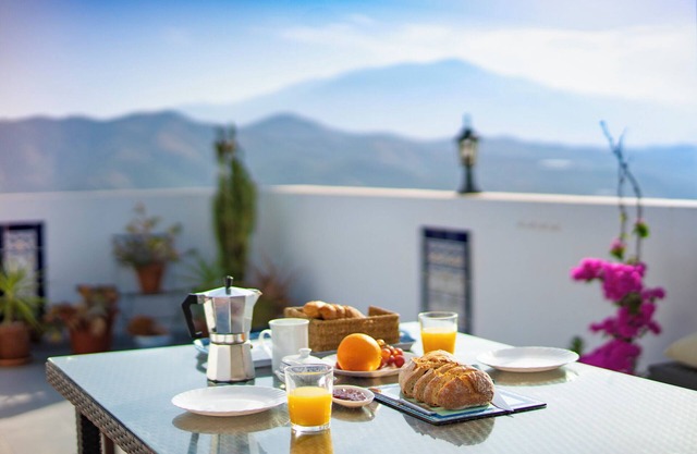 Casa Asilah, a serene 6-bed haven nestled in the picturesque village of Cútar,