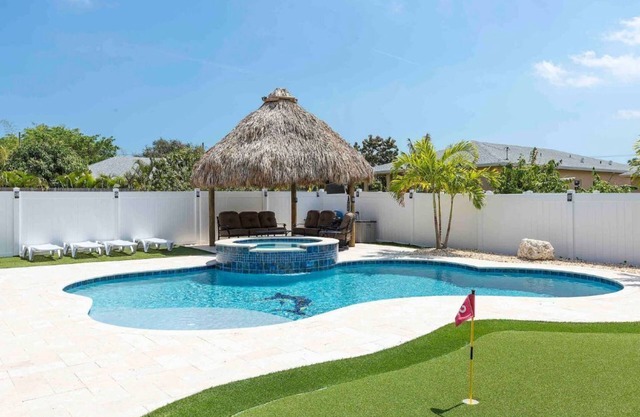 Casa Bella - Paradise 5 bedrooms, pool, hot tub, putting green