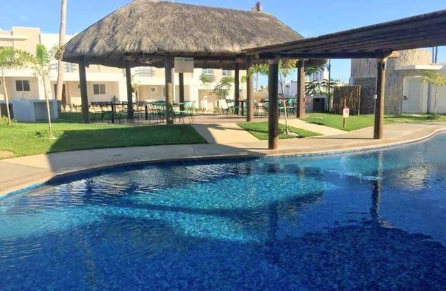 Casa cerca de playa, en coto privado con alberca