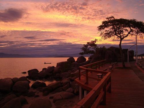 Casa Cerutti 3Q com vista para o mar by Achei