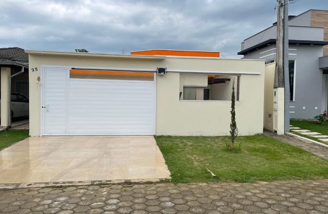 Casa com piscina em condomínio