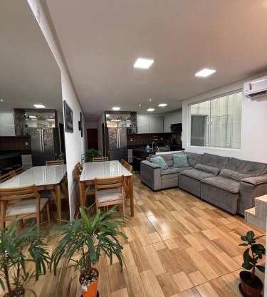 Casa completa e confortável, 15 minutos dá praia