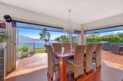 Casa Con Vista Luxury Waterfront Home, Sleeps 10