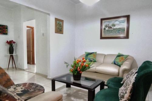 Casa da vovó, 3 quartos, jardim e 2 vagas de garagem