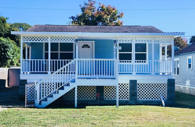 Casa del Charles Sleeps 8 & a five minute walk to the beach!