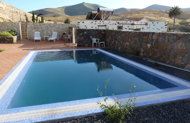 Casa del Valle with shared pool, Free WiFi, BBQ ideal families