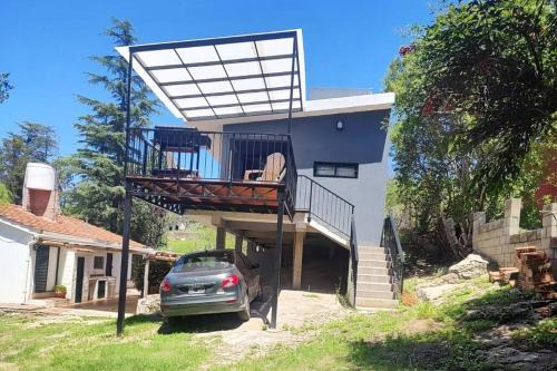 Casa en las sierras de Córdoba con Deck , Parrilla y estacionamiento