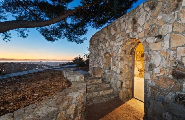 Casa Grotto, 1 Bed Stone Cave Cottage, Panoramic Ocean View, Stone Shower, & Gym