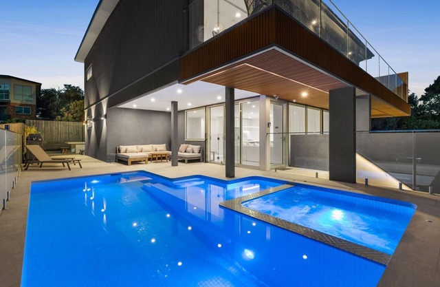 Casa Lux - Breezy home in the township of Aireys Inlet on the Great Ocean Road sleeps 15, making it