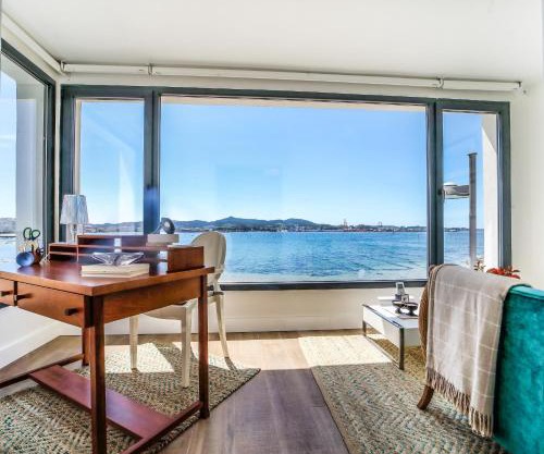 Casa Maeca. En la playa y recién reformada.