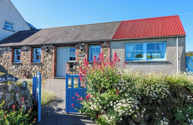 CASA MIA, pet friendly, character holiday cottage in Goodwick