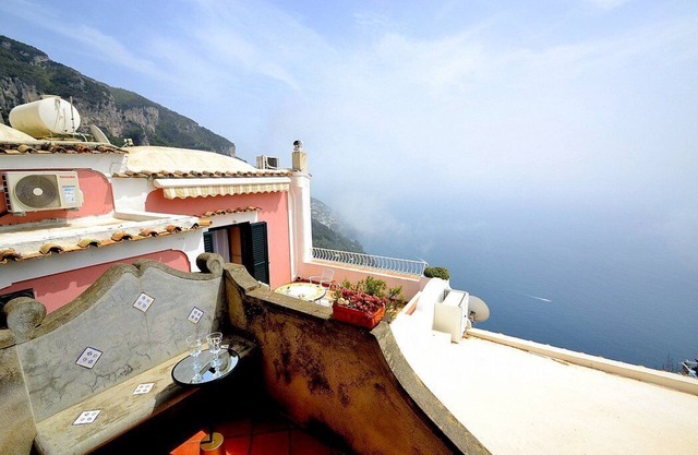 Casa Osvalda: A characteristic and welcoming independent house which faces the sun and the sea, with Free WI-FI.