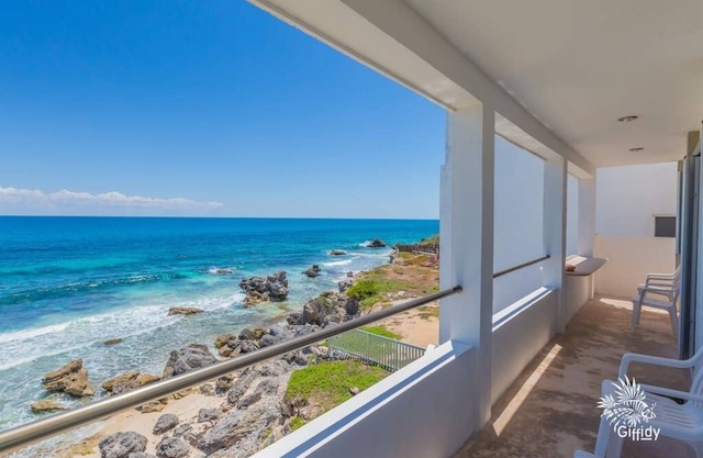 Casa Perla Suite 2 : Caribbean Oceanfront 2 Bdrm w/rooftop dipping pool