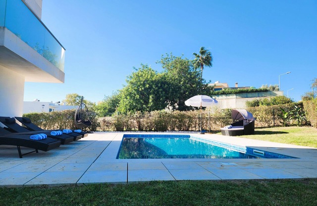 CASA ROGEL: PRIVATE HEATED POOL, GAMES, WIFI, WALK TO TOWN, 5 MIN DRIVE TO BEACH