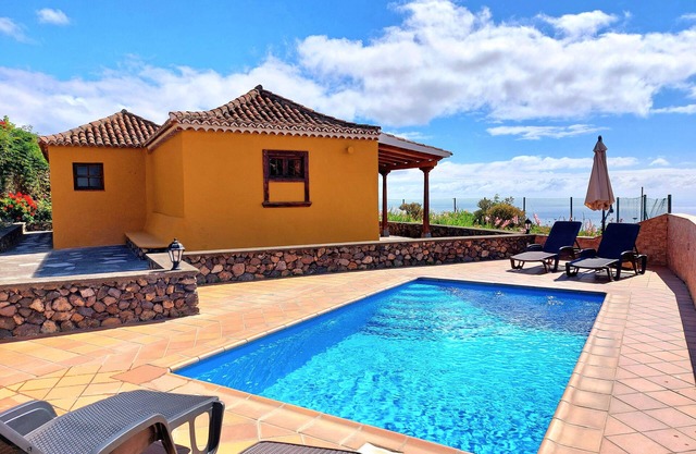 Casa Rural Lina, private pool, close to routes in the north of the island