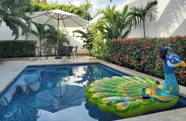 Casa Santa Cruz 4 bdrm house-Pool & walk to Beach!