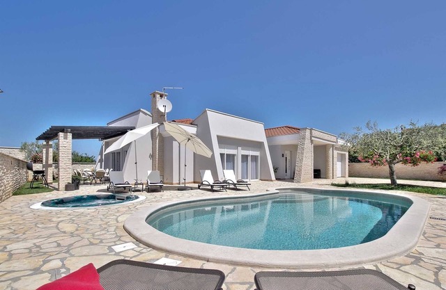 Casa Siesta with swimming pool, jacuzzi & garage