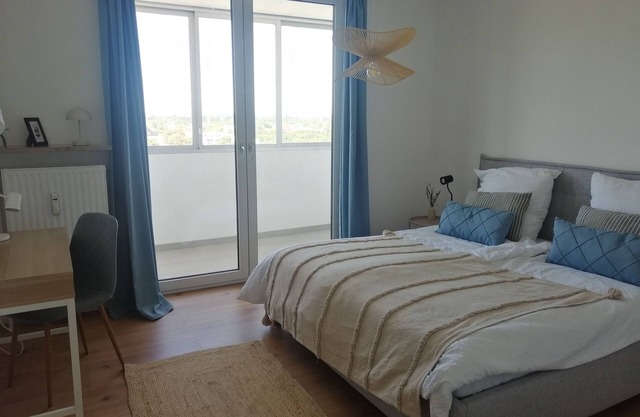 Casa Sunset, close to the city, top view, 1 min to streetcar and bus