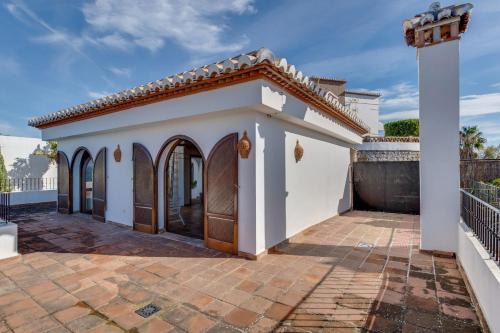 Casa tradicional con bonito jardín