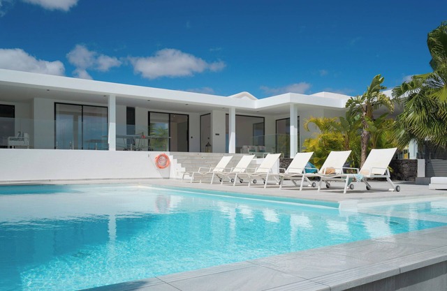 Cascada33 | Luxurious 4-bed villa just a 5 minute walk from the beach