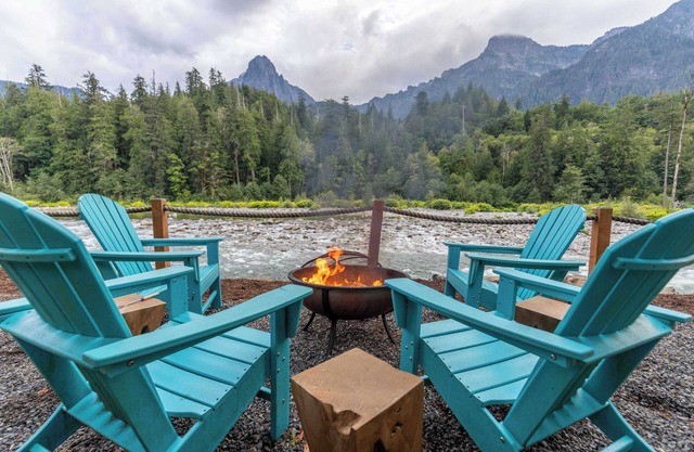 Cascade Jewel - gorgeous, remodeled w/expansive mountain views, hot tub, master suite