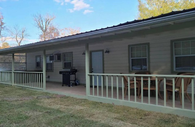 Cast Away - 2 Bedroom Bungalow with Hot Tub