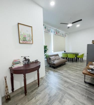 Catus Theme Walk Up Apartment Matang