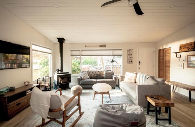 Cedar Creek Cottage 4BR - Welcome to Your Private Oasis Steps from the Beach