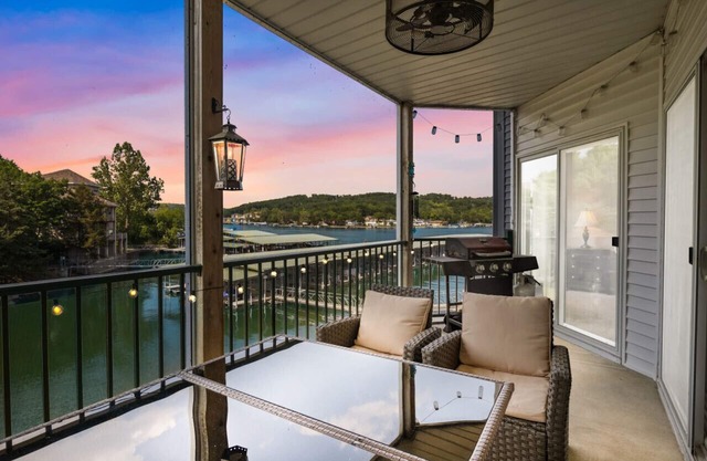 Cedar Heights Delight-Waterfront, Pools, Wet Bar, & More!