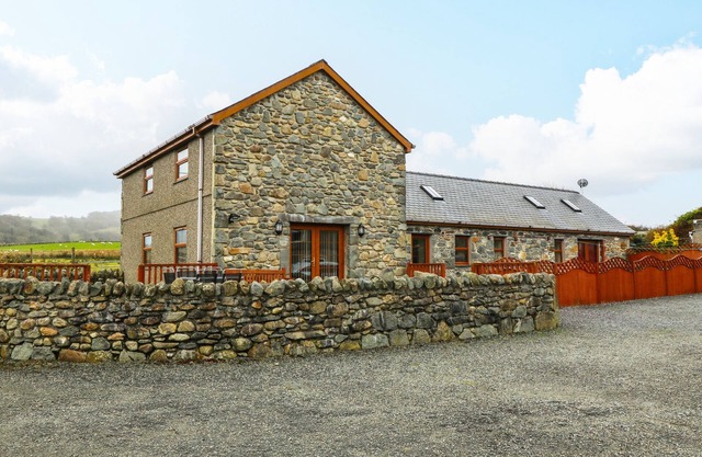 CEFN-YR-EFAIL, pet friendly, character holiday cottage in Porthmadog