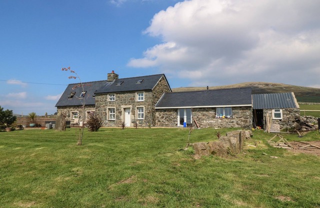 CEFNBRON, pet friendly, character holiday cottage in Trefor