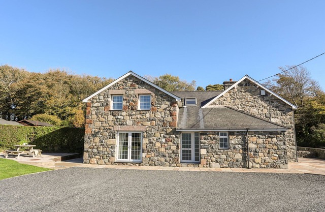 CENNIN, family friendly, with a garden in Criccieth