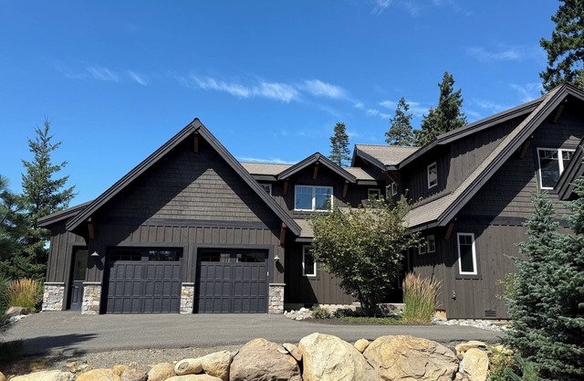 Center of Suncadia with games, hot tub, walkable, close to golf & wedding venues