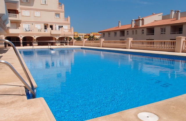 Central Apartment. Fantastic views of golf course/mountains. FREE Parking/WiFi
