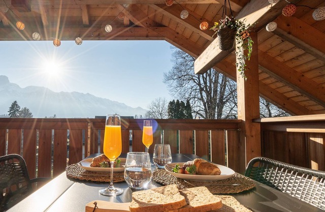 Central apartment with Alps view & own parking space; contactless self check-in!