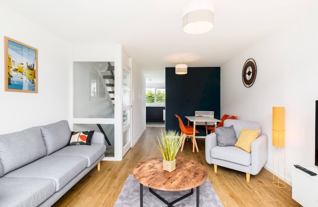 Central & Comfortable 2Bedroom Property, Warwick|Pass the Keys