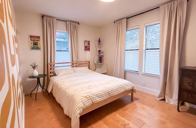 Central East Austin - Walkable 3BR House + Yard