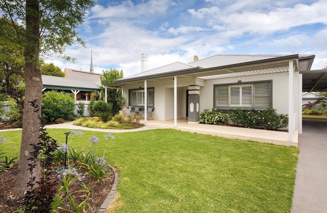 Central Entertainer's Paradise - Stunning three bedroom classic in the heart of Wodonga