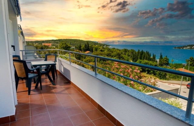 Central Gem: Sea-View Hideaway + Parking