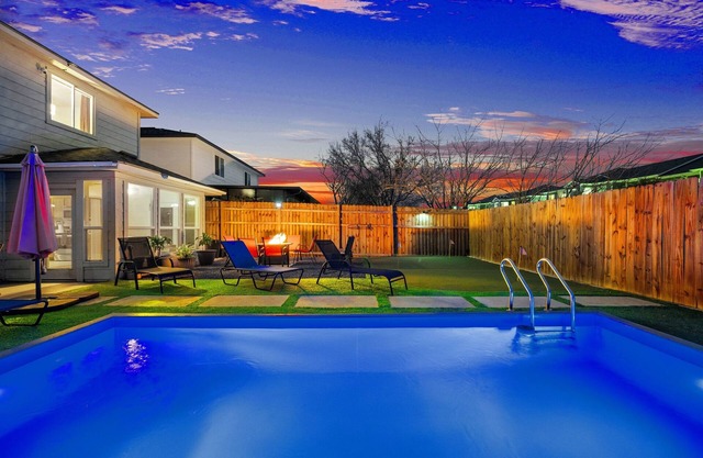 CENTRAL HOME WITH POOL, PUTTING GREEN, FIREPIT, AND GAME ROOM. GREAT FOR GROUPS!