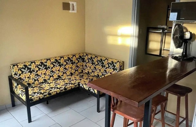 Central house great location close to shopping 1