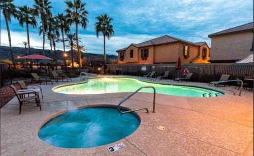 Central Luxury Mountain Oasis with TWO Pools and Jacuzzis