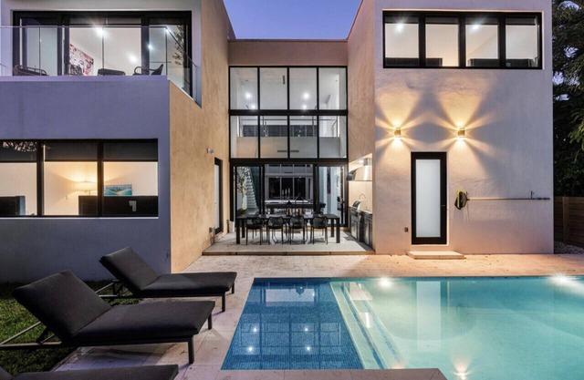 Central Miami Luxury Home, Heated Pool, Jacuzzi, Billiards, Grill