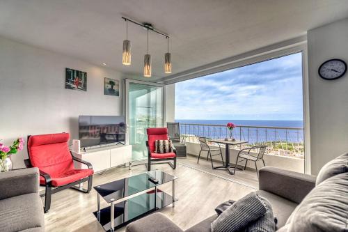 Central Modern Apartment with Private parking & Ocean view & Coffee corner